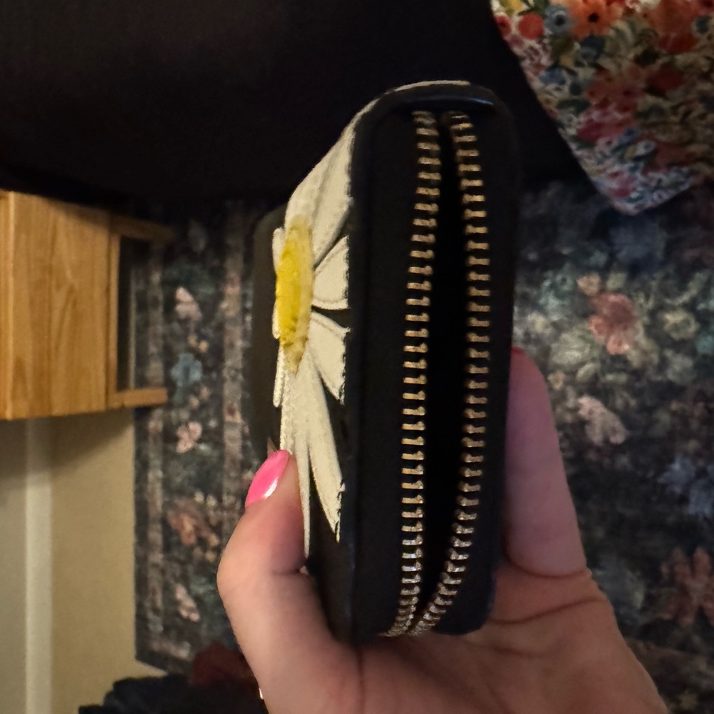 Kate Spade Daisy Wallet - Picture 2 of 5